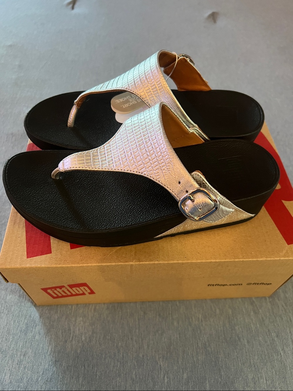The Skinny FitFlop Silver Textured Toe-Post Sandals for Women - Picture 3 of 5